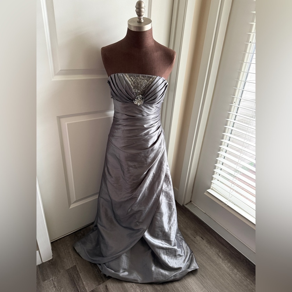 Elegant‎ Silver Evening Gown Size 5 Juniors - Picture 2 of 5
